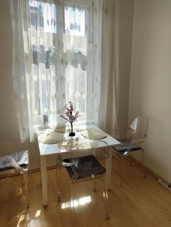 1 Minuta, Grand Hotel, Sheraton, Molo, Location